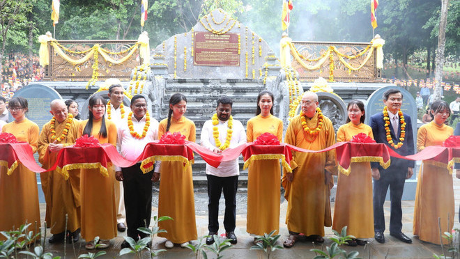 Президент Шри-Ланки Анура Кумара Диссанаяке перерезал красную ленту, открывая территорию с деревом Бодхи «Ви Дай Кат Тыонг» в пагоде Байдинь. Фото: ВИА Президент Шри-Ланки Анура Кумара Диссанаяке перерезал красную ленту, открывая территорию с деревом Бодхи «Ви Дай Кат Тыонг» в пагоде Байдинь. Фото: ВИА