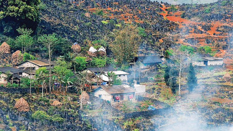 Мирные дома на горных склонах.