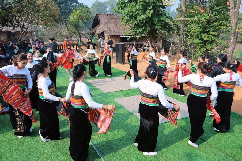 После завершения ритуала исполняются традиционные танцы соэ, создавая радостную и теплую атмосферу, которая способствует укреплению связей в сообществе. Фото: ВИА
