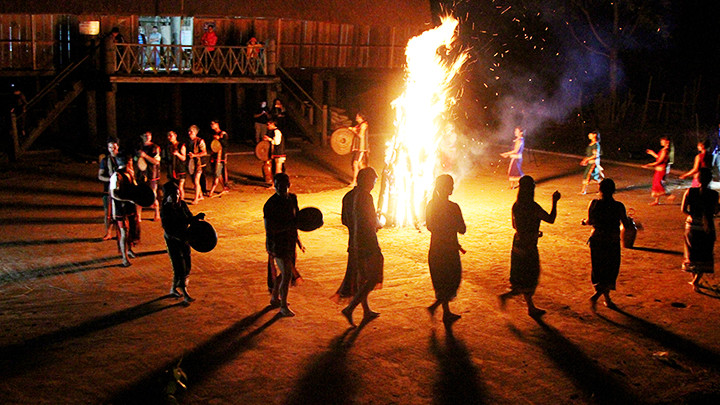 Вечер гонгов в селении представителей народности Монам на высокогорье.
