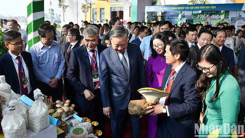 Генеральный секретарь ЦК КПВ, Президент То Лам посещает выставку достижений науки, технологий и инноваций в Сельскохозяйственной академии Вьетнама. Генеральный секретарь ЦК КПВ, Президент То Лам посещает выставку достижений науки, технологий и инноваций в Сельскохозяйственной академии Вьетнама.