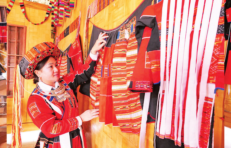 На создание традиционного костюма представителям народности Патхен требуются месяцы работы. На создание традиционного костюма представителям народности Патхен требуются месяцы работы.