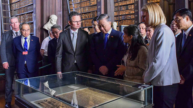 Генеральный секретарь ЦК КПВ, Президент То Лам посещает старинную библиотеку Тринити-колледжа. Фото: Нгуен Хонг Генеральный секретарь ЦК КПВ, Президент То Лам посещает старинную библиотеку Тринити-колледжа. Фото: Нгуен Хонг