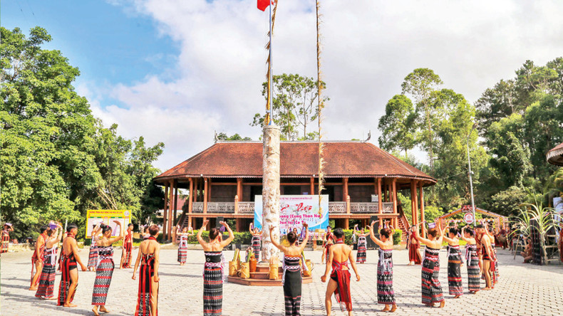 Воссоздание церемонии благодарения Богу горы у представителей народности Коту в уезде Алыой.