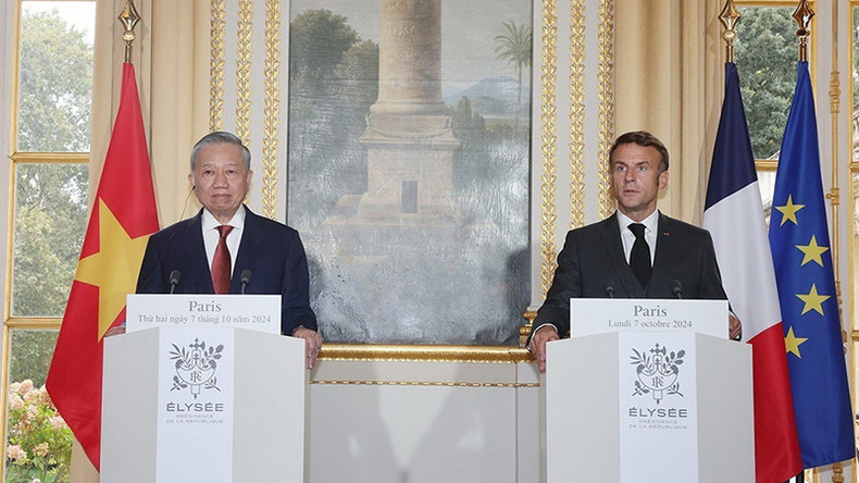 Генеральный секретарь ЦК КПВ, Президент Вьетнама То Лам и Президент Франции Эммануэль Макрон на пресс-конференции. Фото: ВИА Генеральный секретарь ЦК КПВ, Президент Вьетнама То Лам и Президент Франции Эммануэль Макрон на пресс-конференции. Фото: ВИА