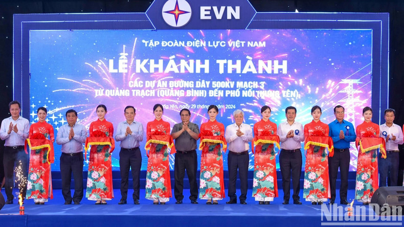 Делегаты разрезают ленту в знак открытия линии электропередачи 500 кВ Куангчать-Фоной. Делегаты разрезают ленту в знак открытия линии электропередачи 500 кВ Куангчать-Фоной.