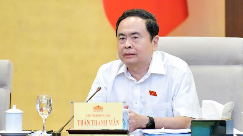 Председатель НС Чан Тхань Ман выступает на заседании. Председатель НС Чан Тхань Ман выступает на заседании.
