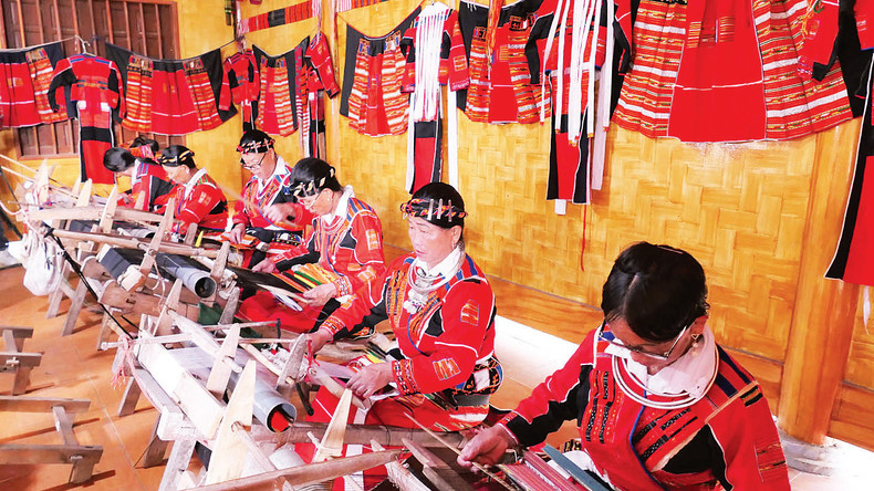 Ткачество – традиционное ремесло – сохраняется представителями народности Патхен (община Танбак, уезд Куангбинь, провинция Хажанг). Ткачество – традиционное ремесло – сохраняется представителями народности Патхен (община Танбак, уезд Куангбинь, провинция Хажанг).