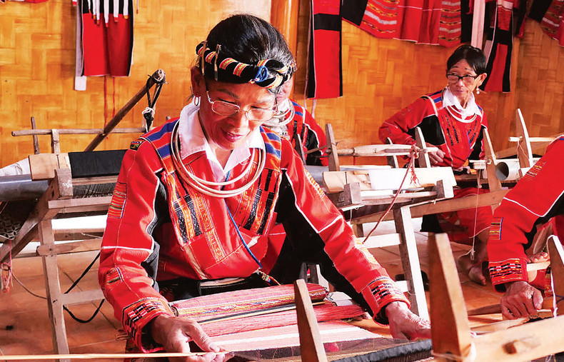 В отличие от других народностей ткацкое искусство представителей народности Патхен заключается в непосредственном создании узоров в процессе ткачества на ткацком станке. В отличие от других народностей ткацкое искусство представителей народности Патхен заключается в непосредственном создании узоров в процессе ткачества на ткацком станке.