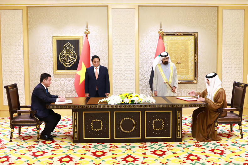 Церемония подписания Соглашения о всеобъемлющем экономическом партнерстве между Вьетнамом и ОАЭ. Фото: VGP Церемония подписания Соглашения о всеобъемлющем экономическом партнерстве между Вьетнамом и ОАЭ. Фото: VGP