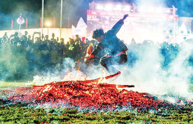 Юноши народности Патхен прыгают босыми ногами в огонь, но не получают ожогов. Юноши народности Патхен прыгают босыми ногами в огонь, но не получают ожогов.
