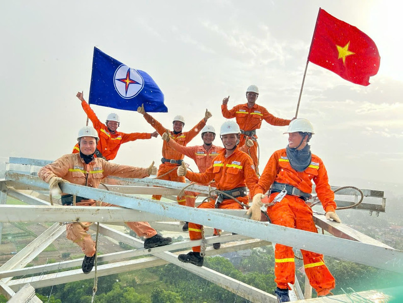 Работники электроэнергетики на стройке. Работники электроэнергетики на стройке.