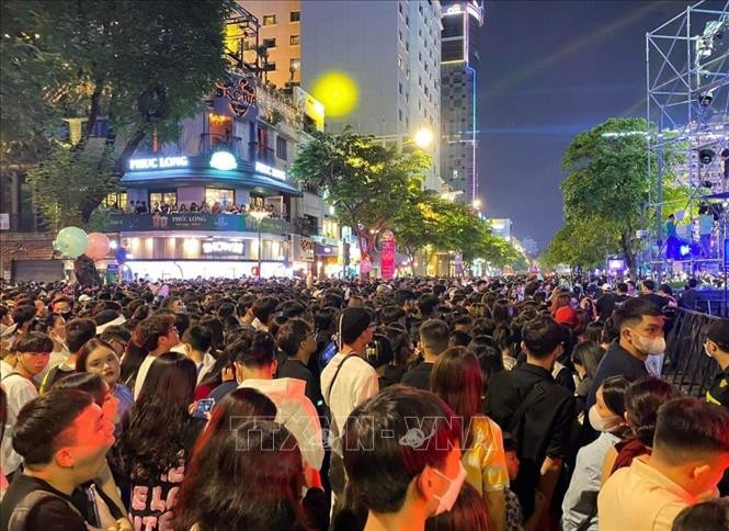 Жители г. Хошимина собираются на пешеходной улице Нгуенхюэ для встречи Нового года. Фото: ВИА Жители г. Хошимина собираются на пешеходной улице Нгуенхюэ для встречи Нового года. Фото: ВИА