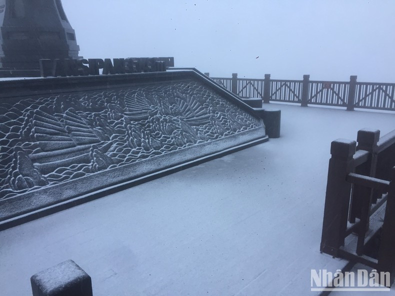 Белый снег у основания башни-флагштока на вершине Фансипана.