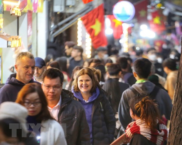 Иностранные туристы выходят на улицы для встречи Нового года. Иностранные туристы выходят на улицы для встречи Нового года.