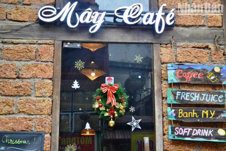 Кафе выглядит теплее и романтичнее. Кафе выглядит теплее и романтичнее.