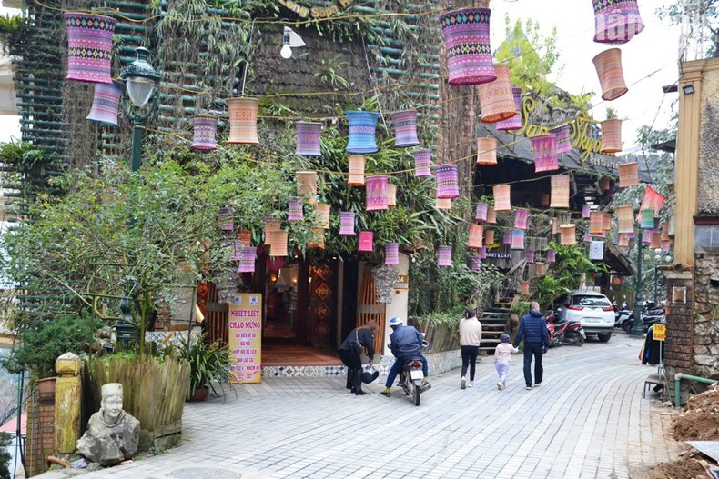 Гостиницы в центре городского уезда красиво украшены, чтобы встречать гостей во время рождественских каникул. Гостиницы в центре городского уезда красиво украшены, чтобы встречать гостей во время рождественских каникул.