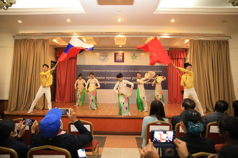 Художественный номер на мероприятии. Фото: Русский дом в Ханое Художественный номер на мероприятии. Фото: Русский дом в Ханое