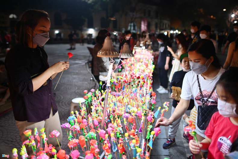 На рынке установлено около 4000 лавок с самыми разнообразными товарами, от одежды, игрушек, сувениров до изделий ручной работы, еды и напитков. Фото: zingnews.vn На рынке установлено около 4000 лавок с самыми разнообразными товарами, от одежды, игрушек, сувениров до изделий ручной работы, еды и напитков. Фото: zingnews.vn