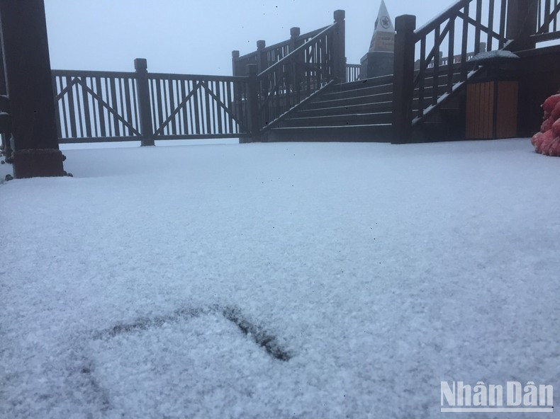 Поэтому ожидается, что в последующие дни снег с дождем продолжит идти и покроет вершину Фансипана значительным по толщине слоем.