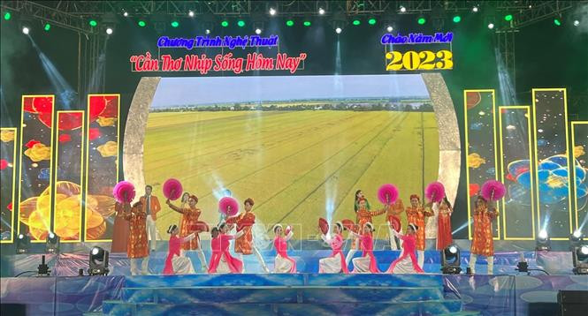 Вечером 31 декабря в городе Кантхо прошла художественная программа в честь Нового 2023 года на тему «Кантхо – сегодняшний ритм жизни». Фото: ВИА Вечером 31 декабря в городе Кантхо прошла художественная программа в честь Нового 2023 года на тему «Кантхо – сегодняшний ритм жизни». Фото: ВИА