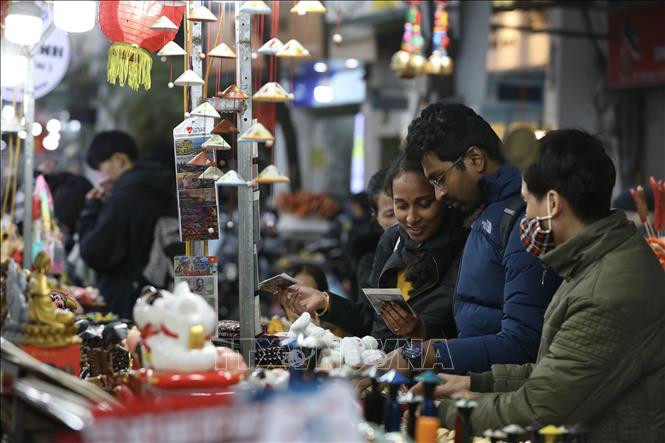 Изделия ручной работы привлекают жителей и иностранных туристов. Изделия ручной работы привлекают жителей и иностранных туристов.