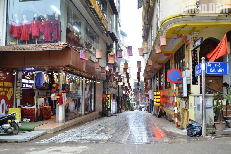 Улица Каумэй в центре городского уезда Шапа красиво украшена к Рождеству. Улица Каумэй в центре городского уезда Шапа красиво украшена к Рождеству.