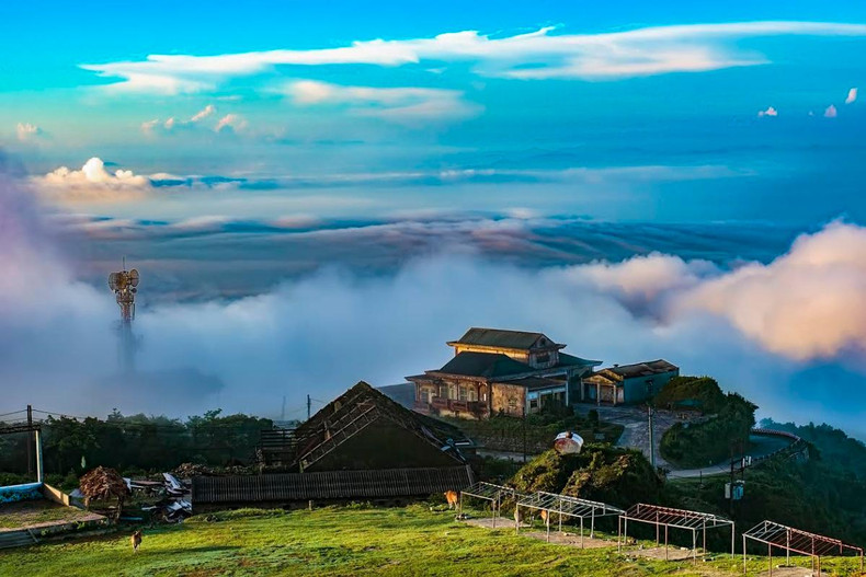 Посетители могут прогуляться по извилистой тропинке, чтобы насладиться окружающей спокойной обстановкой. Посетители могут прогуляться по извилистой тропинке, чтобы насладиться окружающей спокойной обстановкой.