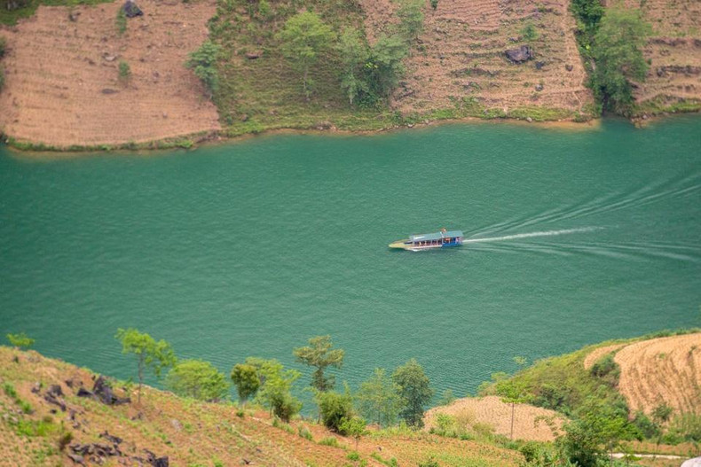 Мирная красота привлекает туристов.