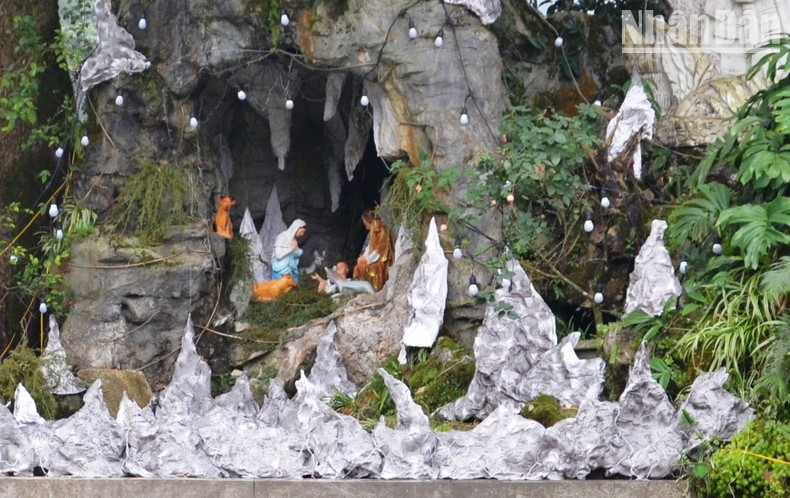 Каменная пещера церкви Шапа прекрасно украшена и отреставрирована. Каменная пещера церкви Шапа прекрасно украшена и отреставрирована.