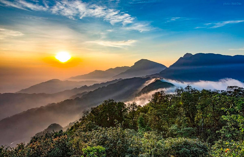 Момент восхода солнца на фоне гор и белых облаков. Момент восхода солнца на фоне гор и белых облаков.