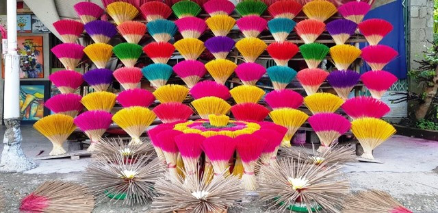 Аккуратно разложенные и расползающиеся пучки благовоний деревни стали одним из символов Хюэ. Фото: thuathienhue.gov.vn