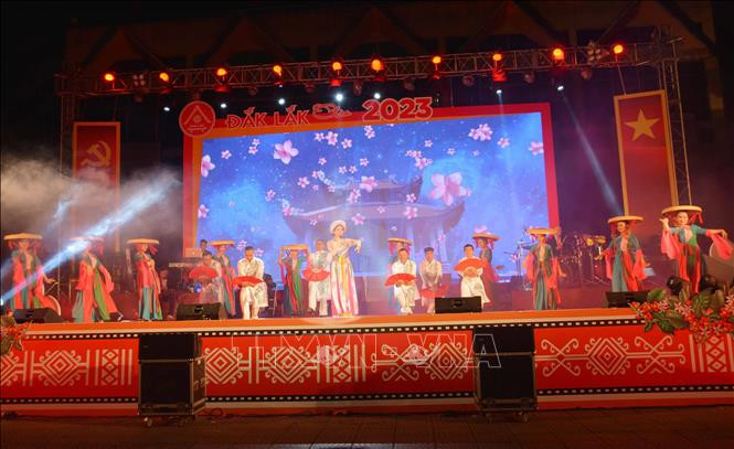 Вечером 31 декабря в Культурном центре провинции Даклак прошла художественная программа «Даклак встречает 2023 год». Фото: ВИА Вечером 31 декабря в Культурном центре провинции Даклак прошла художественная программа «Даклак встречает 2023 год». Фото: ВИА