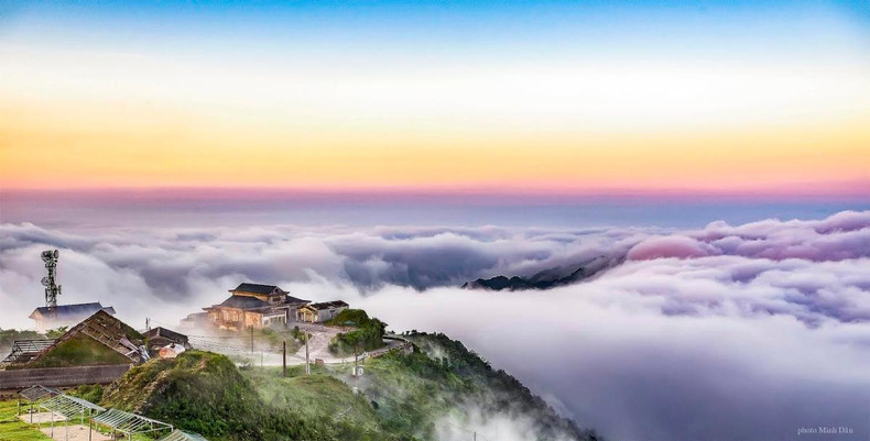 Рассвет – это также время, когда облака стелются по склонам гор, что создает сказочное пространство в высоких горах. Рассвет – это также время, когда облака стелются по склонам гор, что создает сказочное пространство в высоких горах.