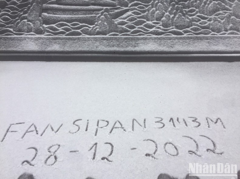 Рано утром 28 декабря сотрудники службы безопасности, работающие в районе вершины Фансипана, увидели снегопад.