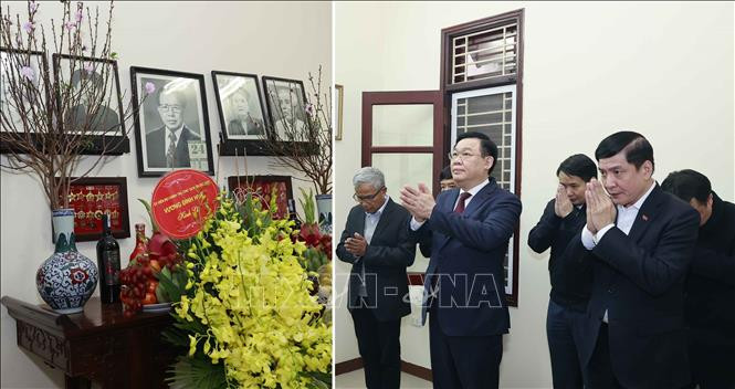 Председатель НС Выонг Динь Хюэ и делегация воскуряют благовония в память о покойном Председателе НС Ле Куанг Дао. Фото: ВИА