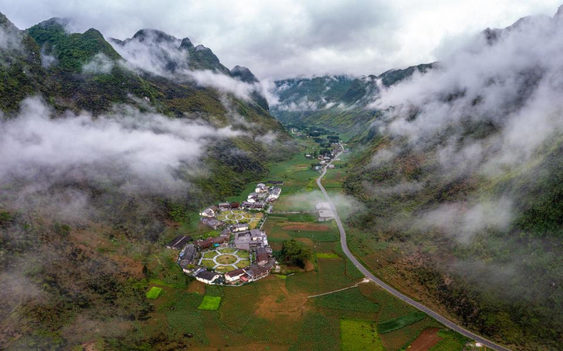 Деревня имеет общую площадь более 46 000 квадратных метров.