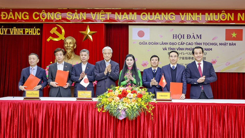 Руководители двух местностей подписывают Соглашение о сотрудничестве по поощрению инвестиций. Фото: Ха Хонг Ха Руководители двух местностей подписывают Соглашение о сотрудничестве по поощрению инвестиций. Фото: Ха Хонг Ха