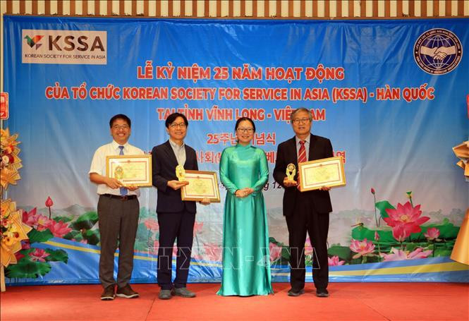 Вручение похвальных грамот Председателя Народного комитета провинции Виньлонг коллективу и частным лицам KSSA. Фото: ВИА Вручение похвальных грамот Председателя Народного комитета провинции Виньлонг коллективу и частным лицам KSSA. Фото: ВИА