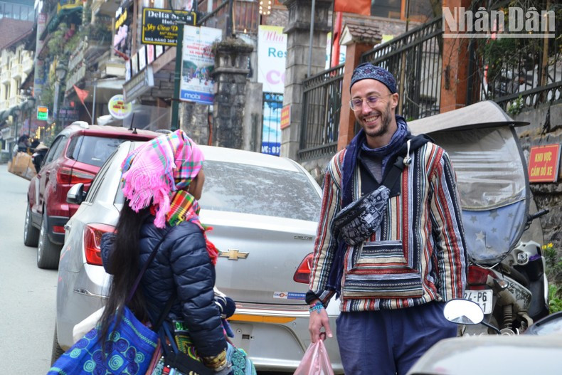 Турист весело разговаривает с местными жителями. Турист весело разговаривает с местными жителями.