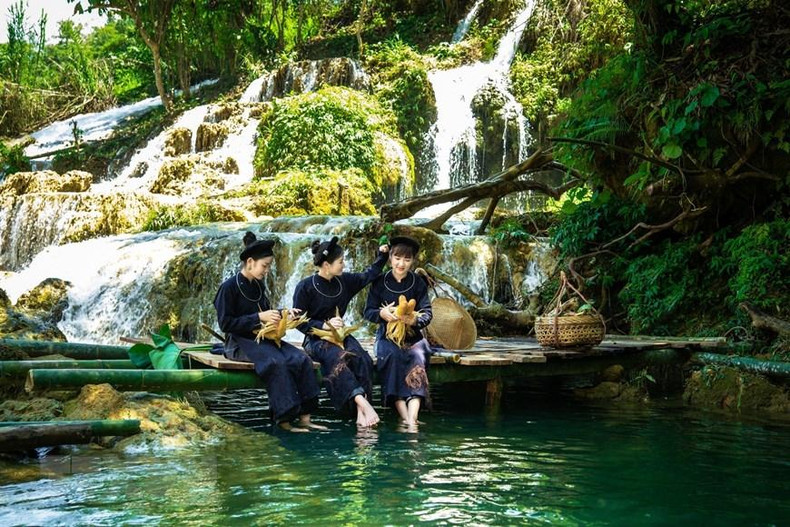 Девушки у водопада. Фото: ВИА