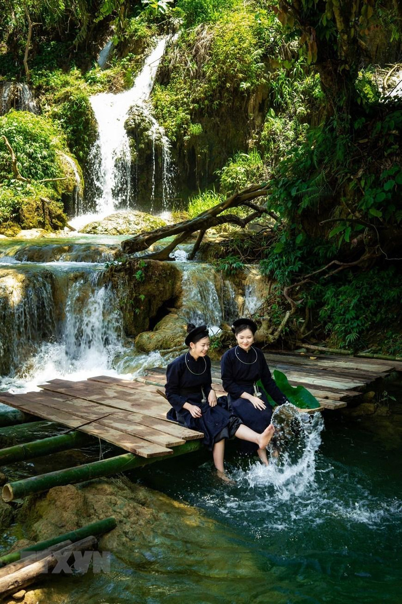 Красивый водопад привлекает много людей к посещению. Фото: ВИА