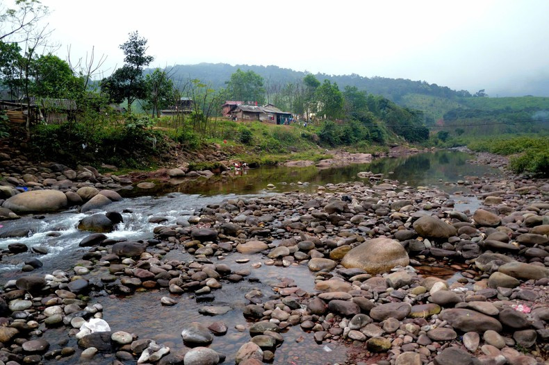 Весной ручей становится мелким с прозрачной водой.