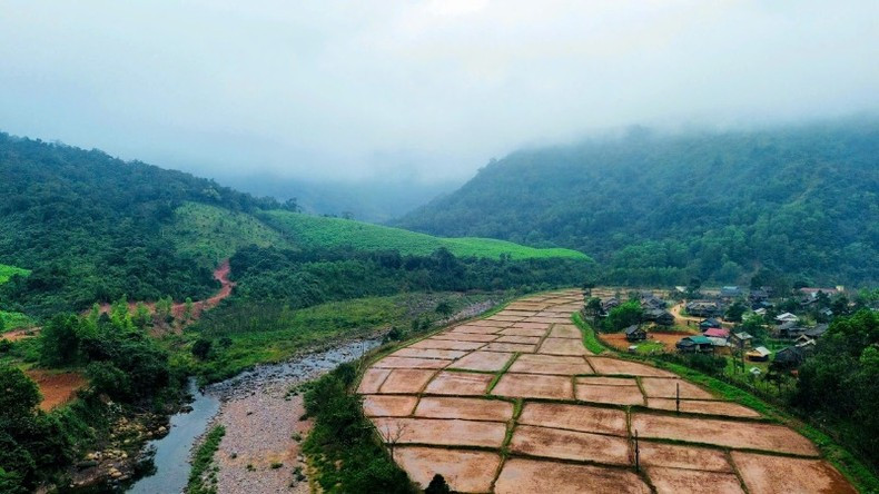 Весенние террасные поля ждут нового урожая.