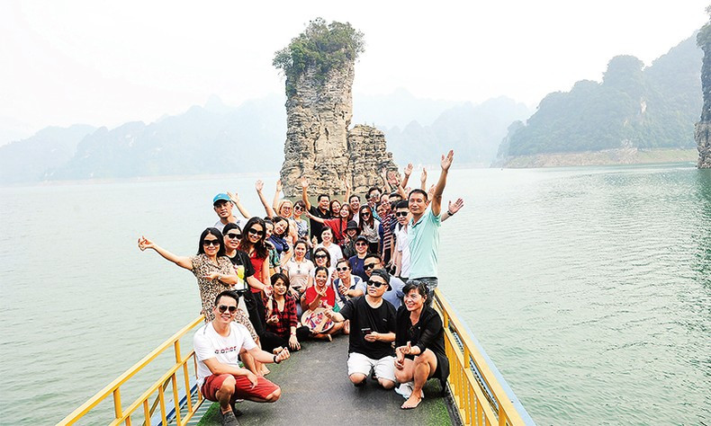 Туристы плывут на судне по экологическому озеру Наханг-Ламбинь, чтобы добраться до водопада Кхуойньи. Фото: Данг Кхоа Туристы плывут на судне по экологическому озеру Наханг-Ламбинь, чтобы добраться до водопада Кхуойньи. Фото: Данг Кхоа