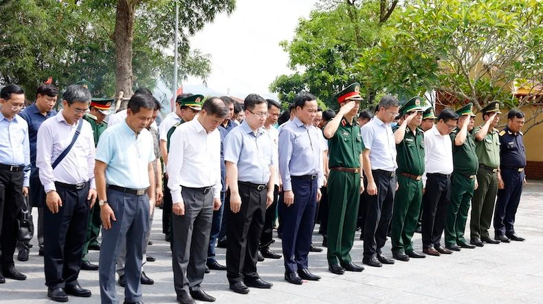 Вице-премьер Чан Лыу Куанг и делегаты у исторического памятника государственного значения Похэн. Фото: Куанг Тхо Вице-премьер Чан Лыу Куанг и делегаты у исторического памятника государственного значения Похэн. Фото: Куанг Тхо