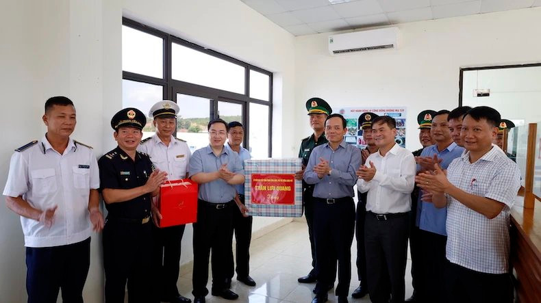 Вице-премьер Чан Лыу Куанг вручает подарки функциональным силам, работающим на международном контрольно-пропускном пункте Монгкай. Фото: Куанг Тхо Вице-премьер Чан Лыу Куанг вручает подарки функциональным силам, работающим на международном контрольно-пропускном пункте Монгкай. Фото: Куанг Тхо