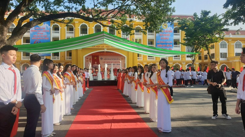 Средняя школа Камфа только что была открыта и введена в эксплуатацию в новом 2023-2024 учебном году. Средняя школа Камфа только что была открыта и введена в эксплуатацию в новом 2023-2024 учебном году.