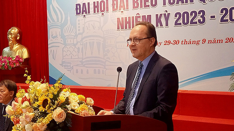 Посол России во Вьетнаме Г.С.Бездетко выступает с речью. Посол России во Вьетнаме Г.С.Бездетко выступает с речью.