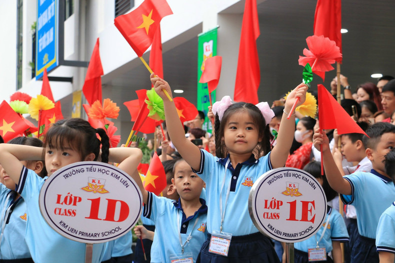 Ученики первых классов радуются открытию нового учебного года. Ученики первых классов радуются открытию нового учебного года.